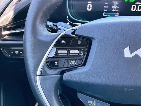 Used 2023 Kia Niro SX image 23