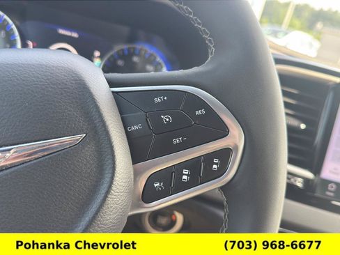 Used 2025 Chrysler Pacifica Select FWD image 13