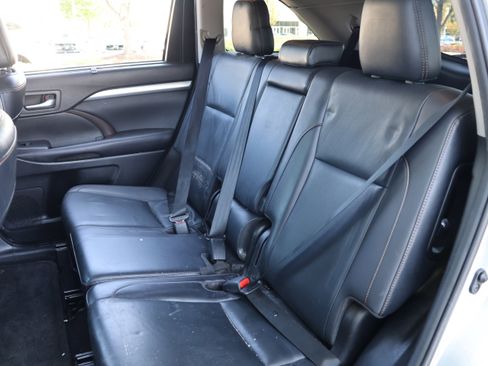Used 2019 Toyota Highlander XLE image 40