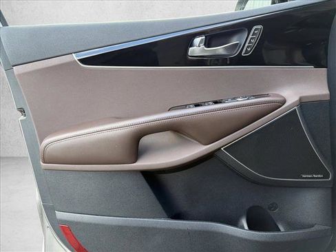 Used 2019 Kia Sorento SX image 10