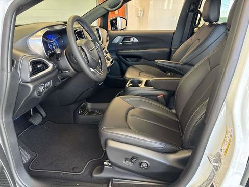 New 2026 Chrysler Pacifica Select image 3