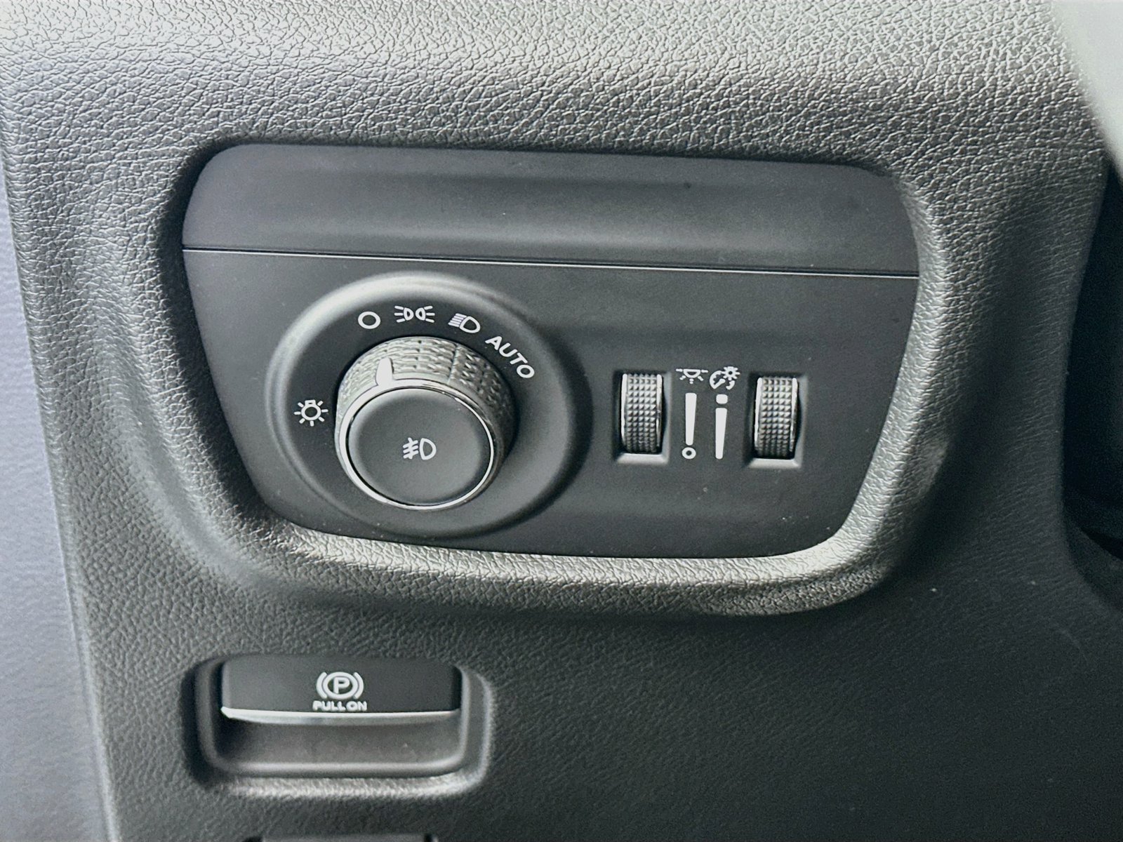 Used 2023 Jeep Grand Cherokee L Limited AWD/4WD image 10