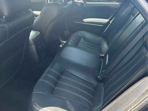 Used 2018 Chrysler 300 S w/ 300S Premium Group RWD image 10