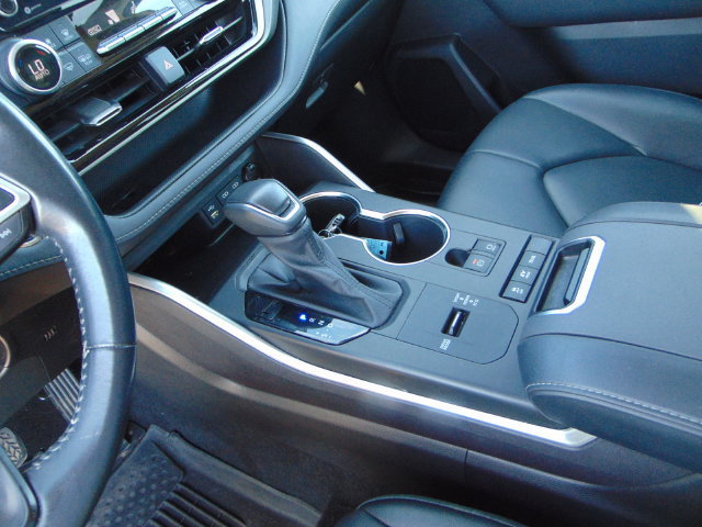 Used 2022 Toyota Highlander XLE AWD/4WD image 14