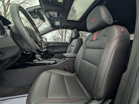 Used 2025 Chevrolet Trax RS w/ Sunroof Package image 32