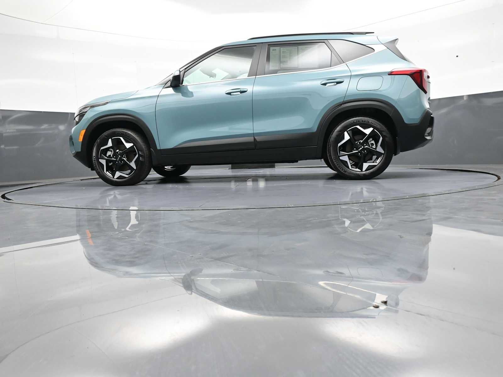 Certified 2025 Kia Seltos EX w/ EX Sunroof Package AWD/4WD image 34