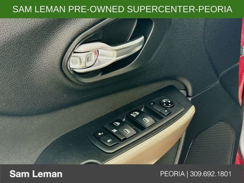 Used 2018 Jeep Cherokee Latitude w/ Cold Weather Group image 17