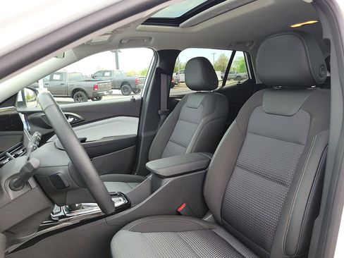 Used 2025 Chevrolet Trax LT w/ Sunroof Package image 11