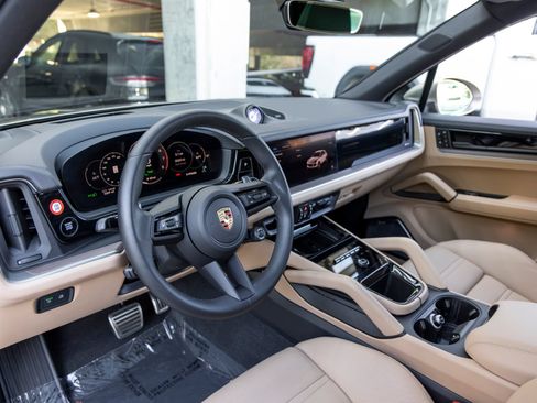 Certified 2025 Porsche Cayenne S AWD/4WD image 4