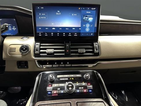 Used 2024 Lincoln Navigator L Reserve image 9
