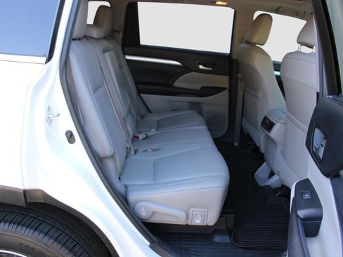 Used 2017 Toyota Highlander XLE image 37