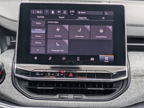 Used 2024 Jeep Compass Latitude image 18