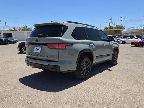 Used 2024 Toyota Sequoia Platinum AWD/4WD image 5