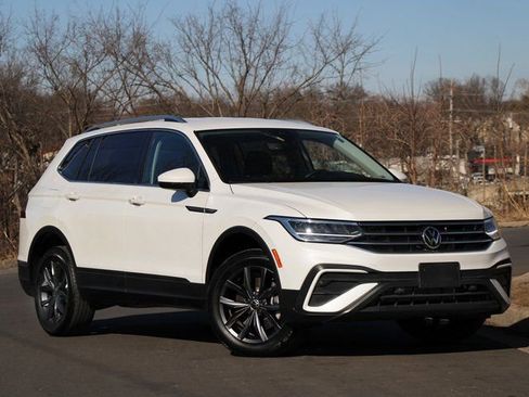 Used 2023 Volkswagen Tiguan SE image 1