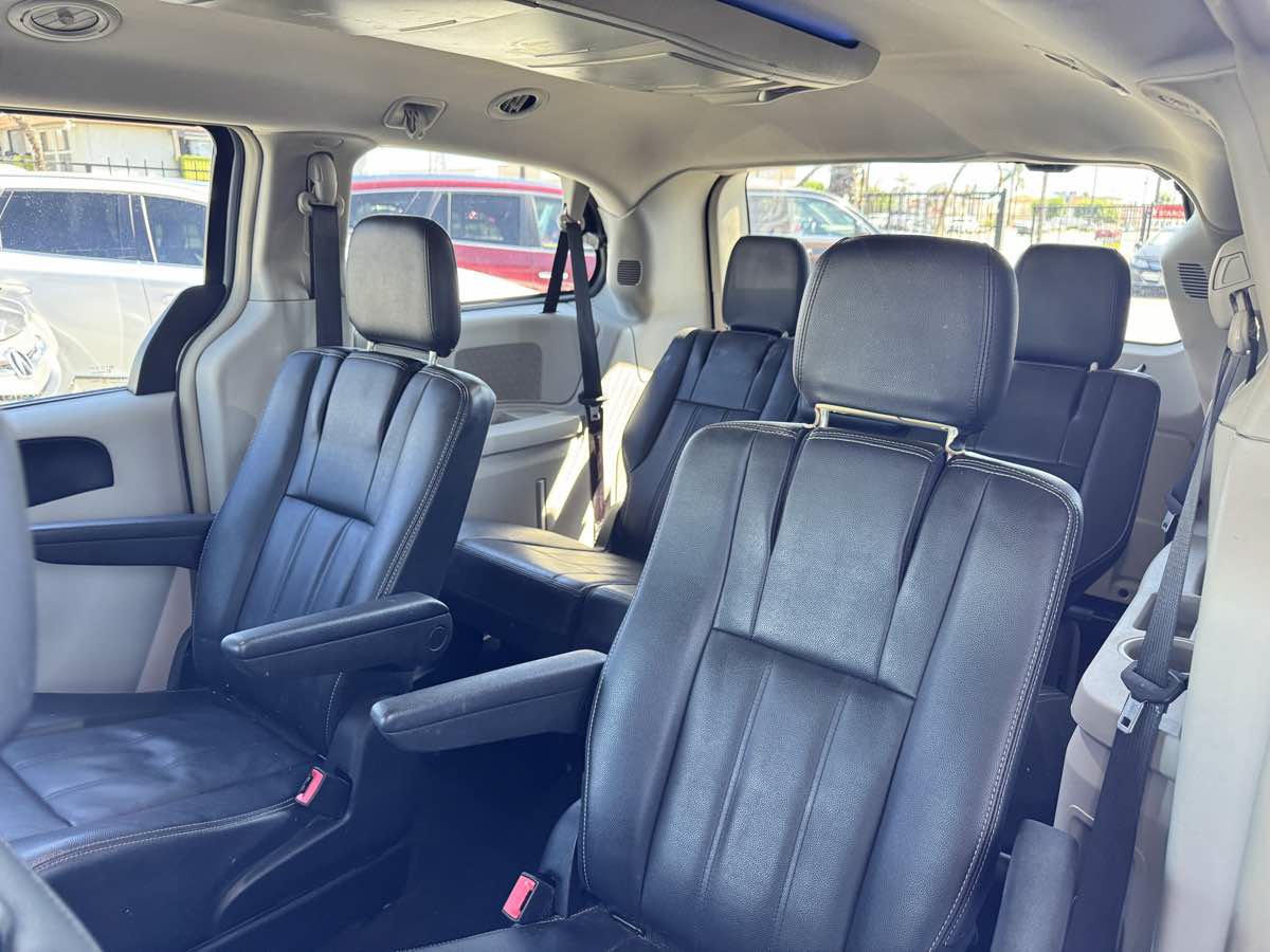 Used 2016 Chrysler Town & Country Touring FWD image 34