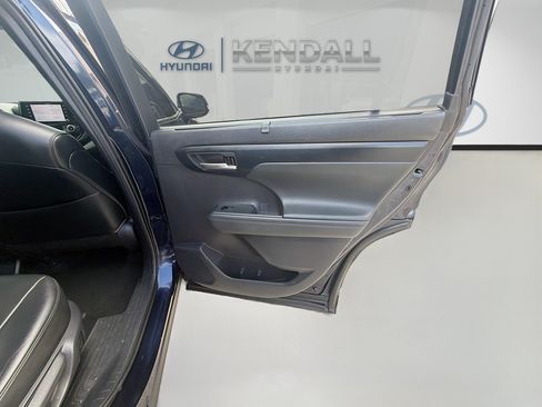 Used 2021 Toyota Highlander XSE FWD image 28