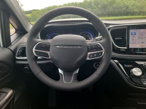 New 2027 Chrysler Pacifica Select w/ Family Tech Group AWD/4WD image 30