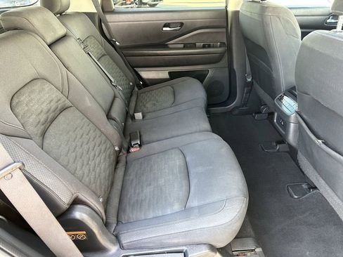 Used 2022 Nissan Pathfinder SV image 11