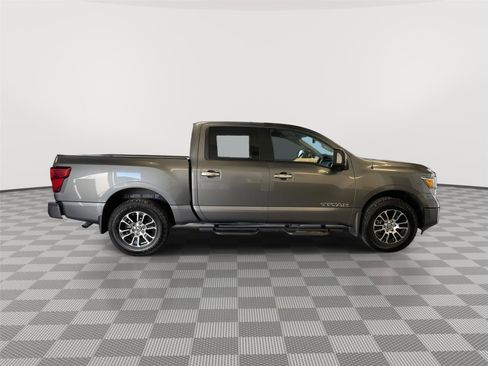 Used 2021 Nissan Titan SV w/ SV Convenience Package image 5