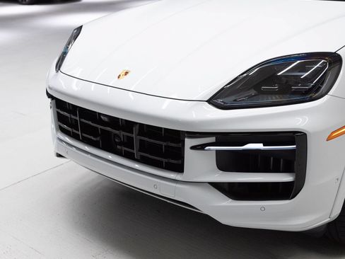 Certified 2025 Porsche Cayenne S AWD/4WD image 33