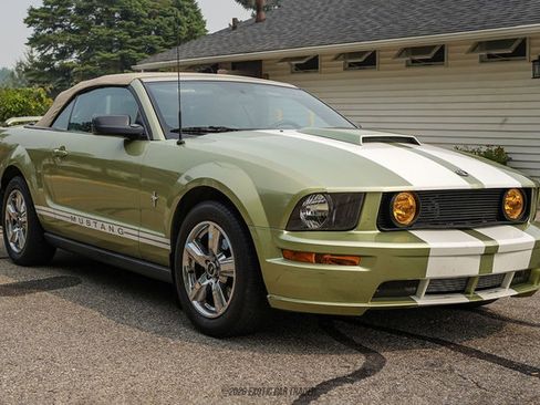 Used 2005 Ford Mustang Convertible RWD image 16