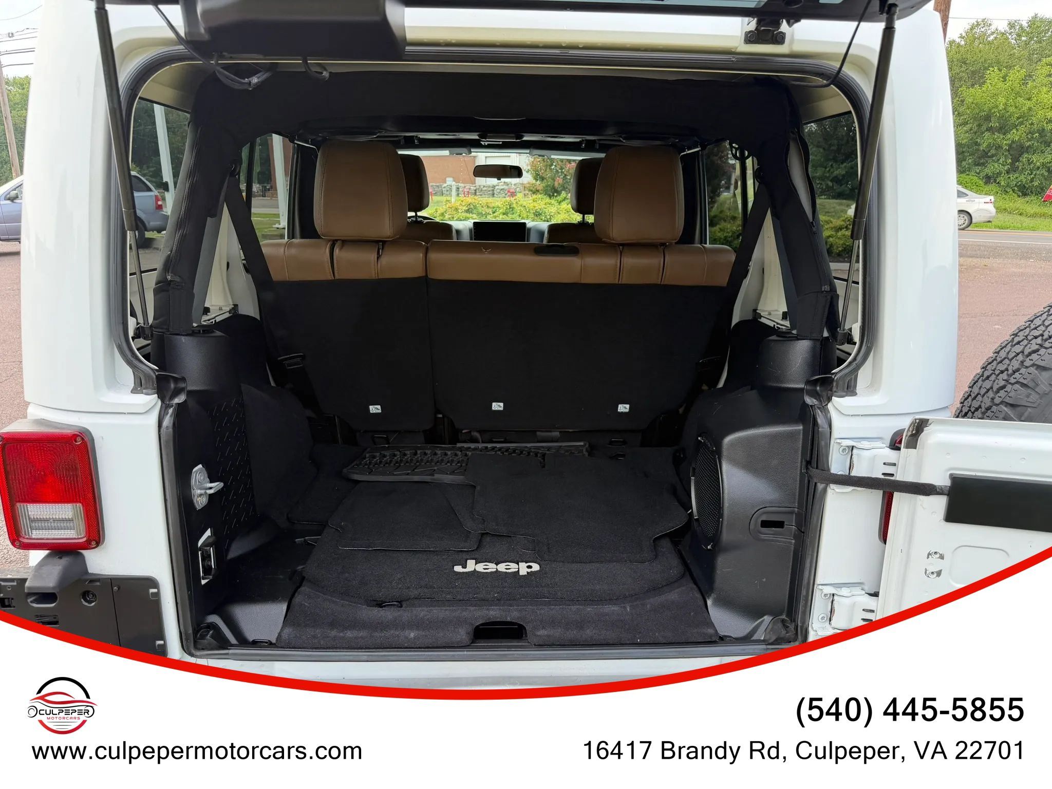 Used 2012 Jeep Wrangler Unlimited Sahara w/ Connectivity Group AWD/4WD image 11
