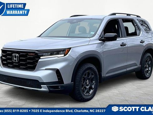 Used 2025 Honda Pilot TrailSport image 3
