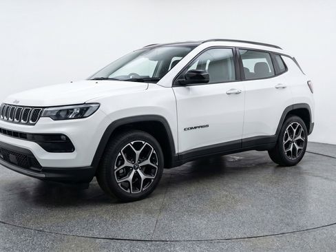 Used 2025 Jeep Compass Limited AWD/4WD image 3