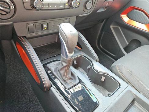 Used 2025 Nissan Frontier PRO-4X image 19