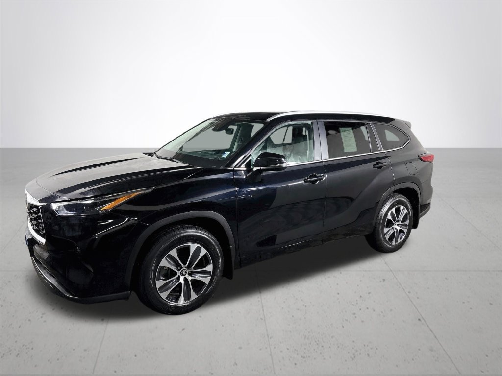 Used 2023 Toyota Highlander XLE AWD/4WD image 2