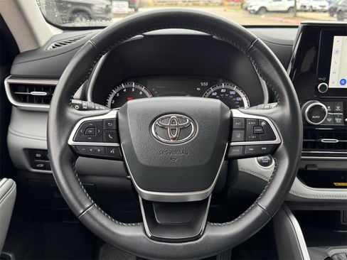 Used 2024 Toyota Highlander XLE image 11