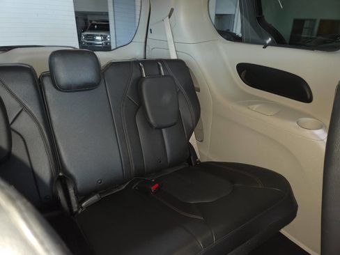 Used 2019 Chrysler Pacifica Touring-L Plus FWD image 24