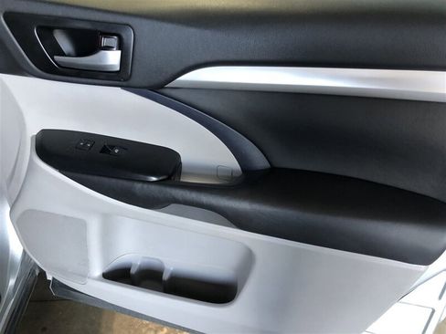 Used 2018 Toyota Highlander XLE image 28