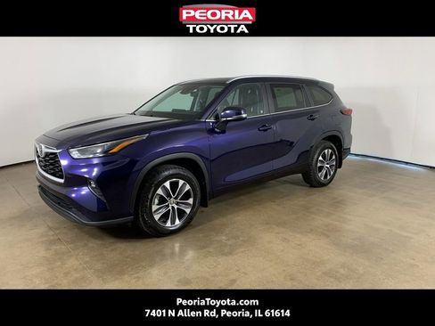 Used 2023 Toyota Highlander XLE AWD/4WD image 1