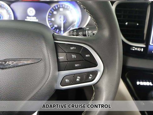 Used 2023 Chrysler Pacifica Touring-L FWD image 3