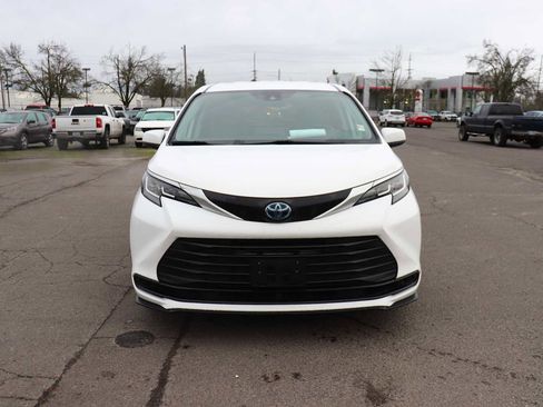 Certified 2023 Toyota Sienna LE image 2