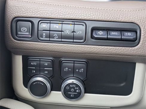 Used 2021 GMC Yukon XL Denali w/ Denali Premium Package image 28