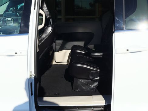 Used 2023 Chrysler Pacifica Touring-L image 35