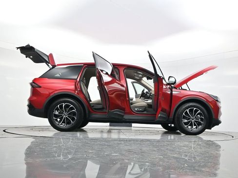 Used 2025 Lincoln Nautilus Premier image 57