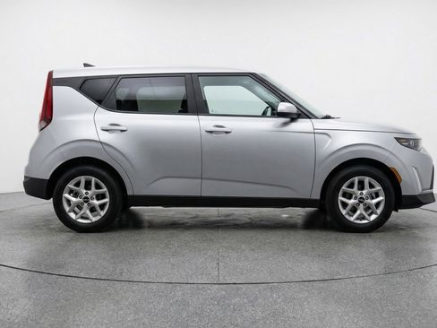 Used 2025 Kia Soul LX w/ LX Technology Package image 11
