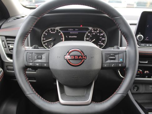 Used 2025 Nissan Rogue SV AWD/4WD image 16