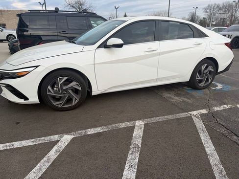 Used 2025 Hyundai Elantra Limited image 1