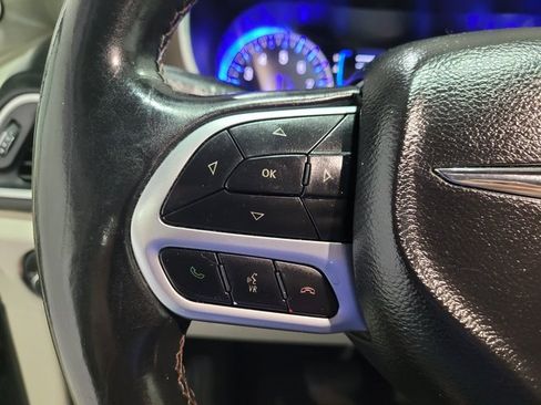 Used 2018 Chrysler Pacifica Touring-L image 26