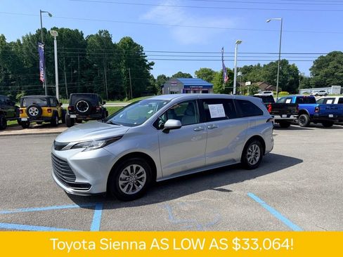 Used 2022 Toyota Sienna LE FWD image 2