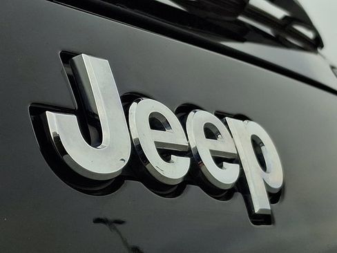 Used 2019 Jeep Cherokee Latitude Plus w/ Comfort/Convenience Group image 32