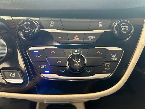 Used 2021 Chrysler Voyager Lxi FWD image 46