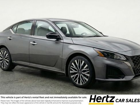 Used 2025 Nissan Altima 2.5 SV image 1