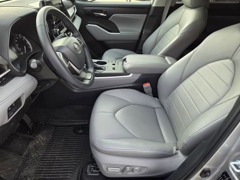 Used 2024 Toyota Highlander LE image 16