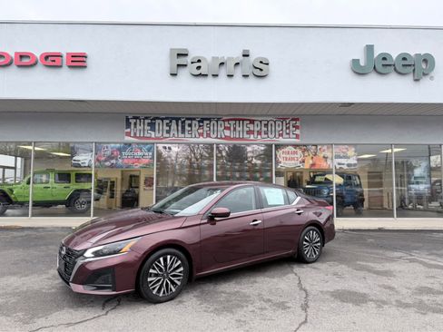 Used 2024 Nissan Altima 2.5 SV w/ SV Premium Package image 1