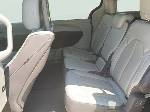 Used 2017 Chrysler Pacifica Touring-L Plus w/ Advanced Safetytec Group FWD image 24